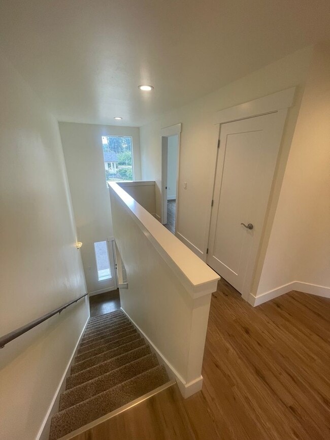 Building Photo - Stunning Three Bedroom Town Home In Lebanon OR!