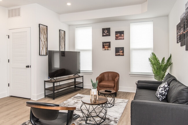 Building Photo - 2435 Master St