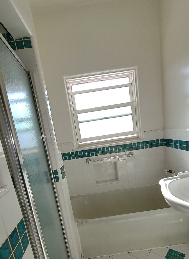 Building Photo - 317 N Gardner St