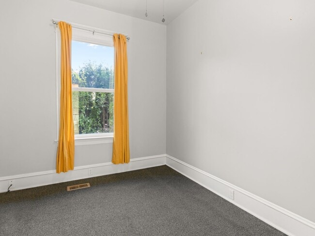 Building Photo - 5 bedroom, 2 bath in North Portland - Bois...