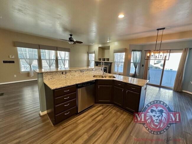 Building Photo - 3 Bd 3.5 Bath Model Like Townhome in Riverton