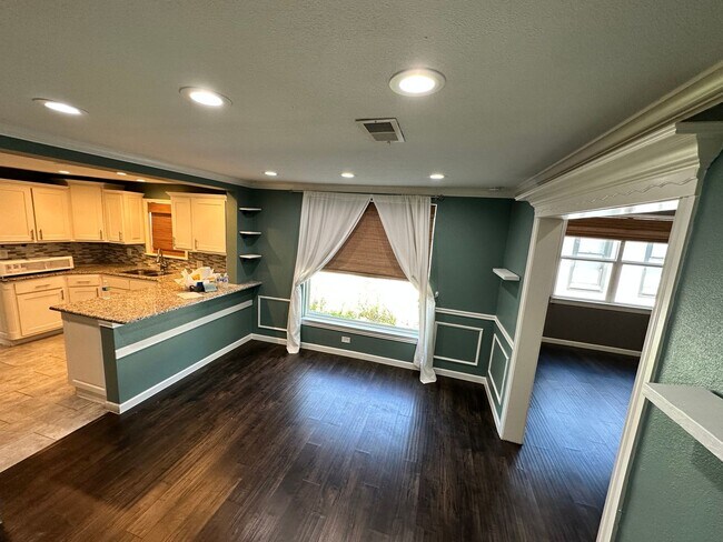 Building Photo - Make this Fairmount Showstopper Home!