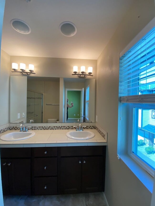 Building Photo - 4 Bed  2.5 Bath Redmond Townhome