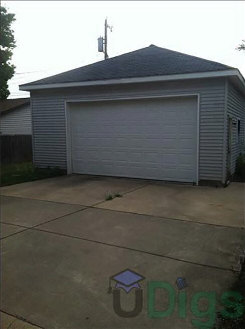 Building Photo - 2-Story House, 4Bed/2Bath, Garage, Washer/Dryer. Pet Friendly