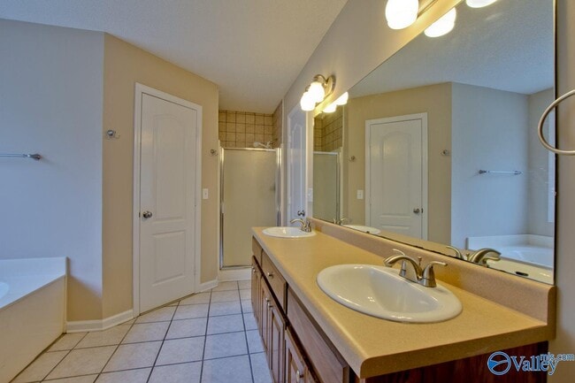 Building Photo - 131 Clubhouse Ln
