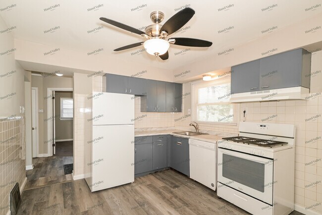 Building Photo - 245 St Regis Ln