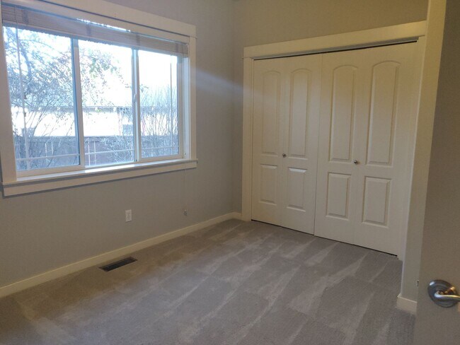 Building Photo - Stunning 4x2 with all bedrooms on the main...