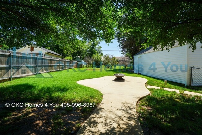 Building Photo - Stylish, Updated 2 Bedroom House!