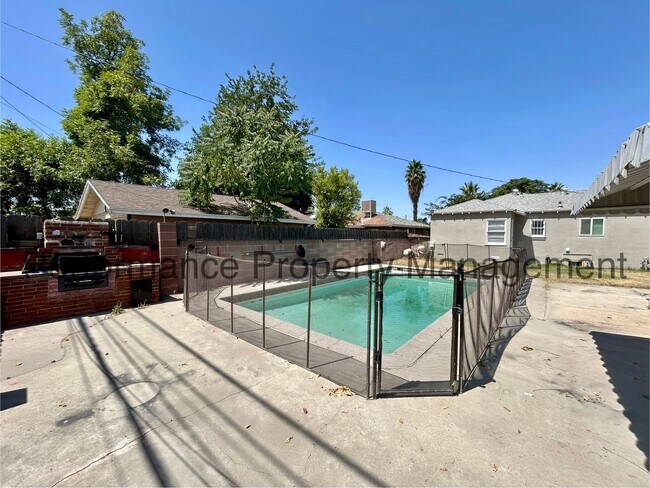 Building Photo - Charming 3 Bed/1 Bath in Home w/ RBP & Sec...