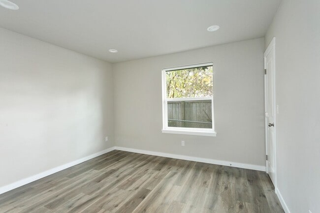 Building Photo - Charming Private 2BD/1BA DADU in Tacoma – $2,250/mo