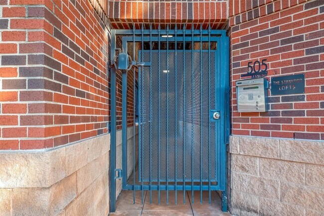 Building Photo - 505 Bastrop St