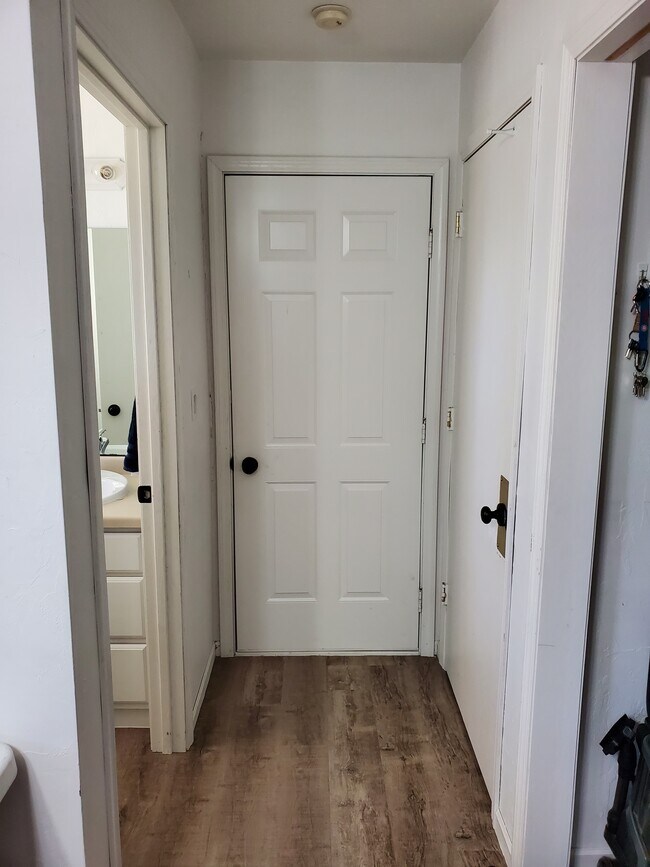 Building Photo - 1001 Skyview Ave