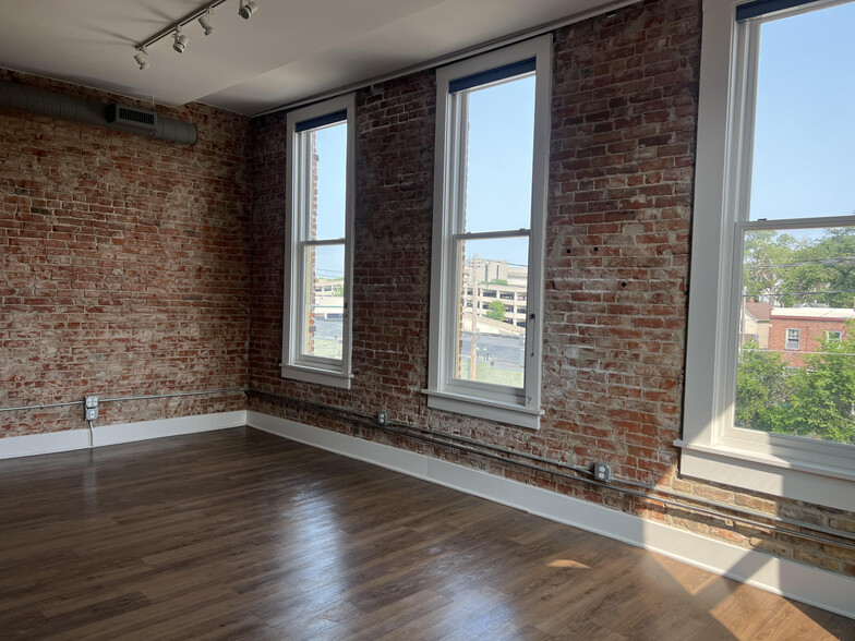Primary Photo - 148 W Broadway St