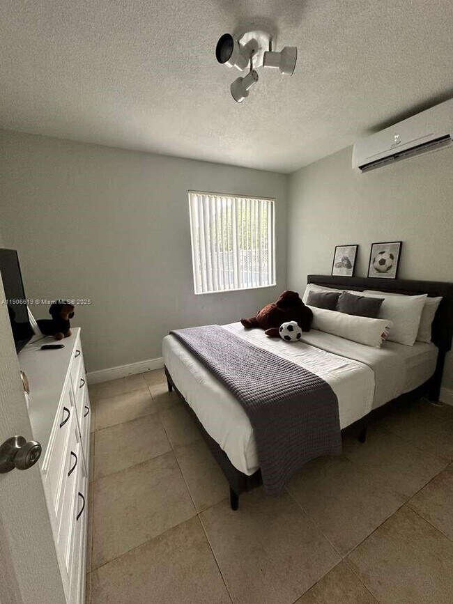 Building Photo - 585 SW 11th St