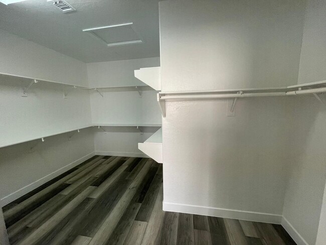 Building Photo - 2225 E Detroit St