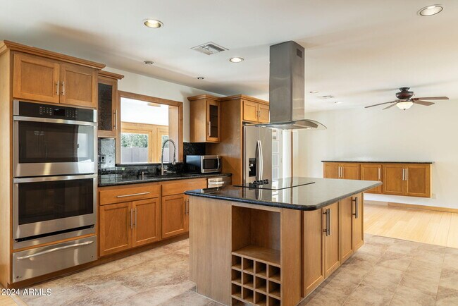 Building Photo - 8643 E Sandalwood Dr