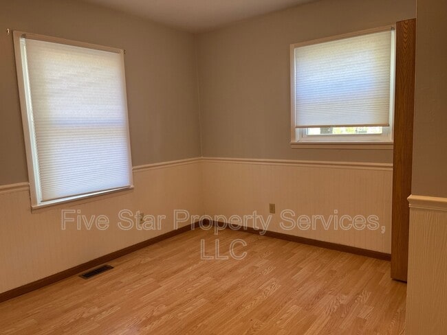 Building Photo - 402 N Iris Dr
