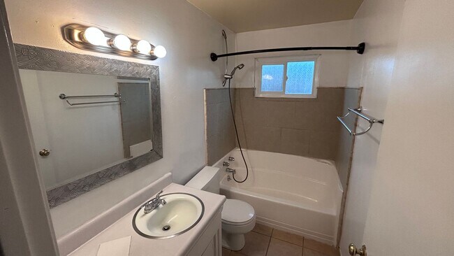 Building Photo - 1717 Briarwood Dr