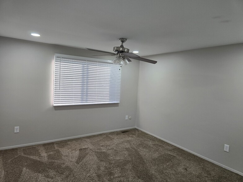Building Photo - 38177 Jamestown Dr