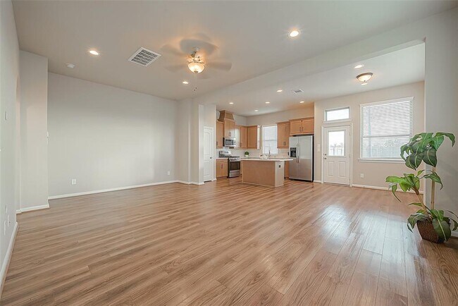 Building Photo - 8700 Laurel Crest Dr