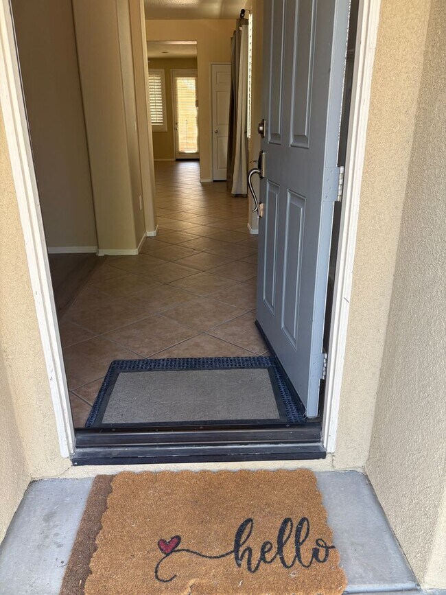 Building Photo - 3 bedroom, 2.5 bath Home located in the Gated College Lane Community in Redlands, CA