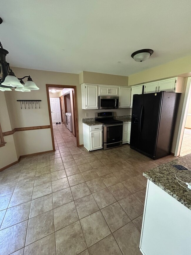 Building Photo - 4BD/2.5BA in Albemarle Acres Neighborhood ...