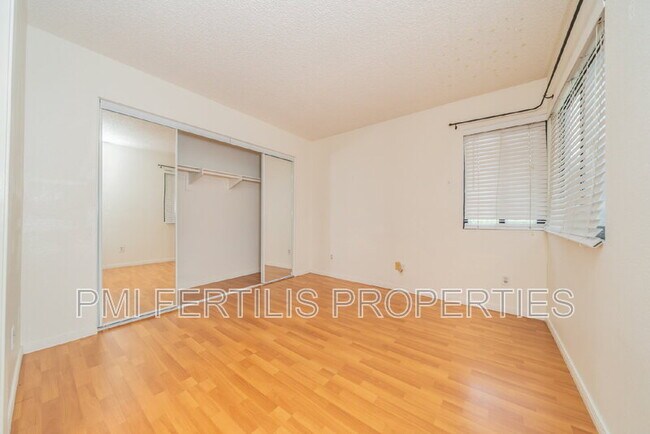 Building Photo - 8331 Vineyard Ave