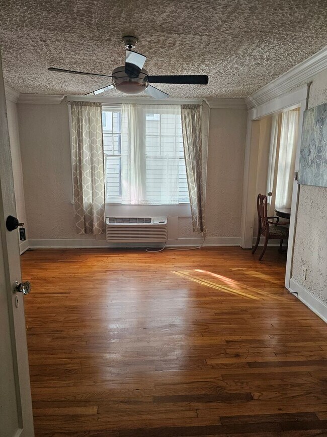 Building Photo - Uptown 1 Bedroom, 1 Bath, Swimming Pool, 1 block from St. Charles
