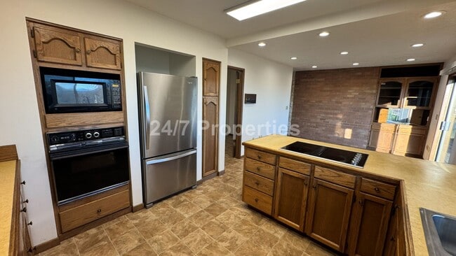 Building Photo - 3 BD I 3.5 BA Home - Separate Living Areas