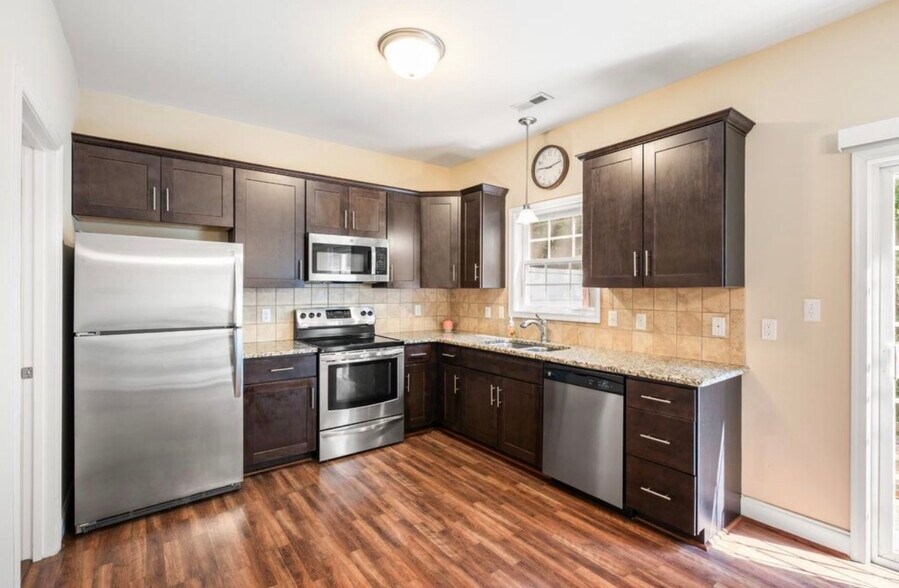 Kitchen - 2009 Lakeside Dr