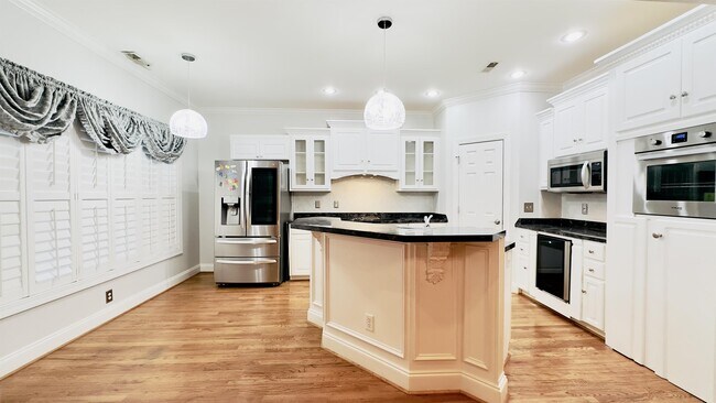 Building Photo - 423 Sterling Dr