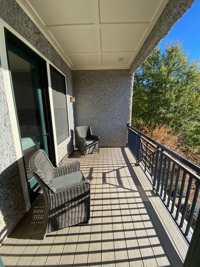 Building Photo - Downtown - Modern Condo minutes from the c...