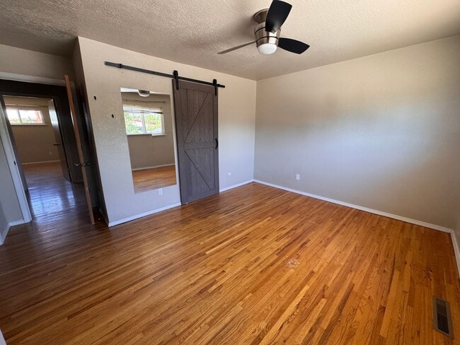Building Photo - Beautiful 3 bedroom 2 bath.