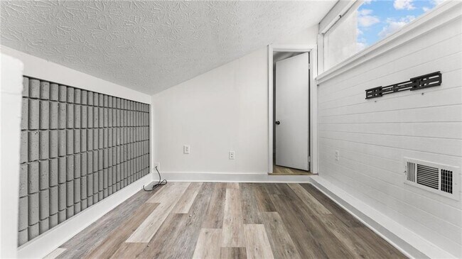 Building Photo - 216 Goshen Ln