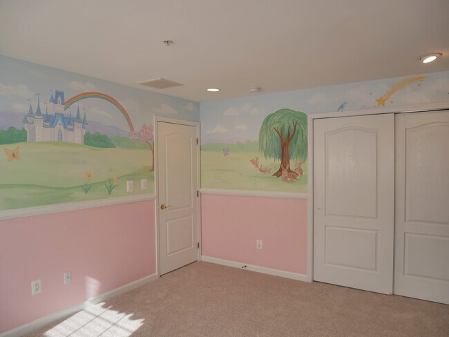 Building Photo - Gorgeous Former Model 4 Bed 2.5 Bath Townh...