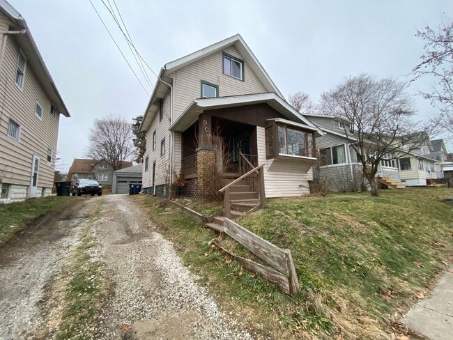 Building Photo - Room to Spread Out: 4BR/1.5BA Near Highways & Shopping