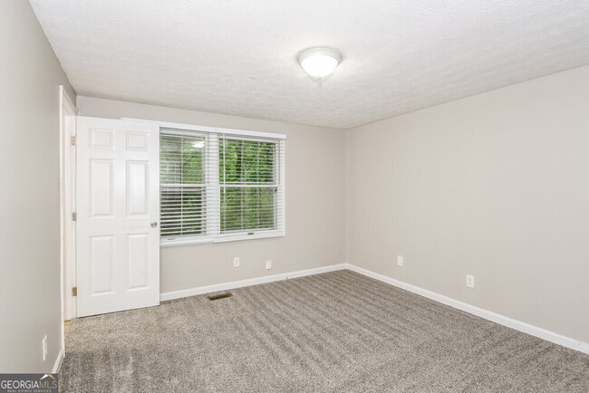 Building Photo - 3332 Chesterfield Ct