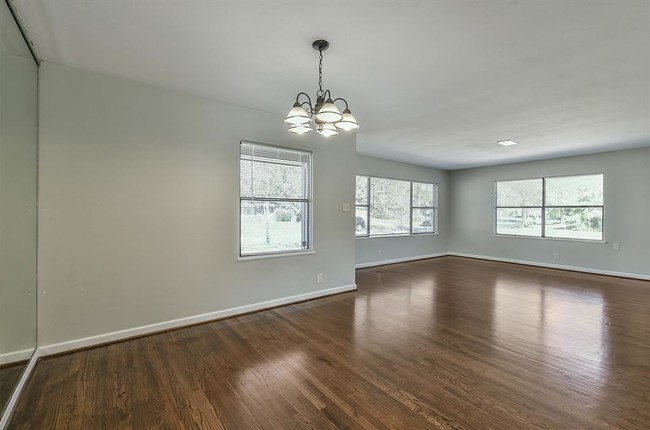 Building Photo - 1349 Martin St