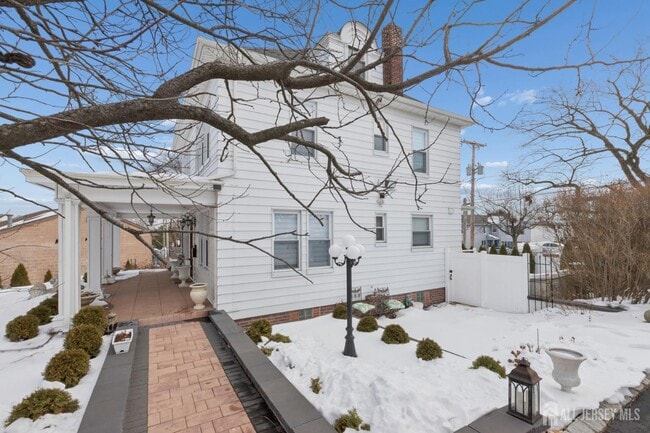 Building Photo - 415 Main St