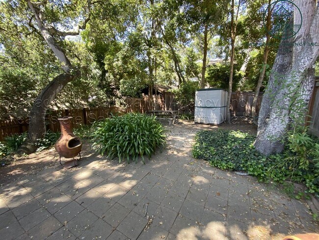 Building Photo - "Lazy Day-Z" Two Bedroom Perfectly Located Carmel-by-the-Sea Home Close to Town & Beach