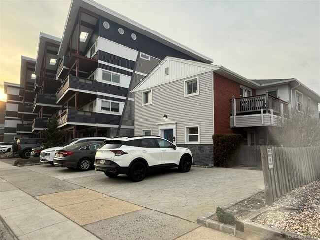 Building Photo - 555 W Broadway