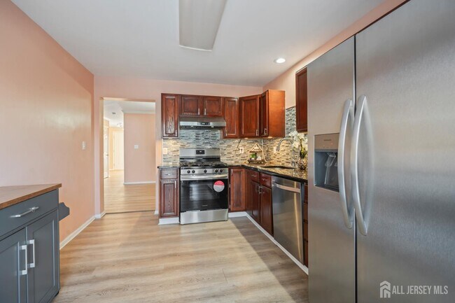 Building Photo - 11 Windsong Cir