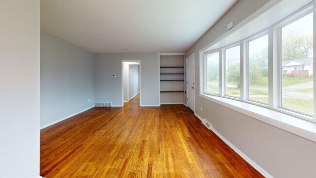 Building Photo - Renovated 3-Bedroom House in Cleveland!