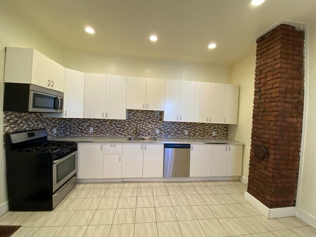 Building Photo - Spacious 3br house with off street parking