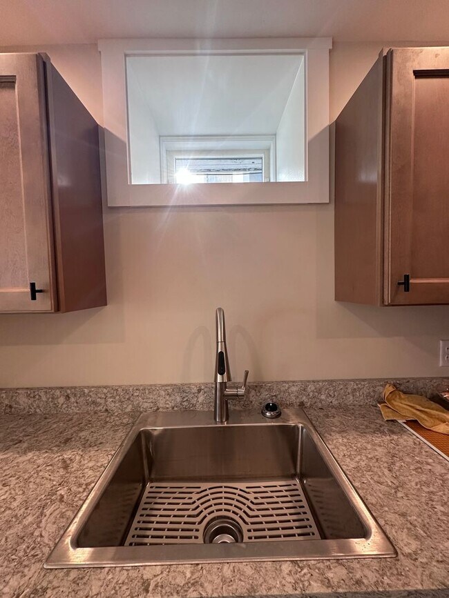 Building Photo - 824 E High St