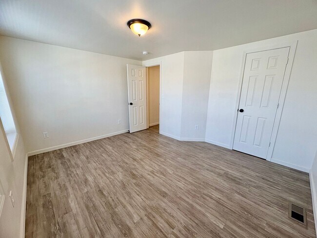 Building Photo - 518 E Cumberland St