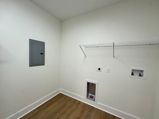 Building Photo - THE CROWN AT CORNESTONE