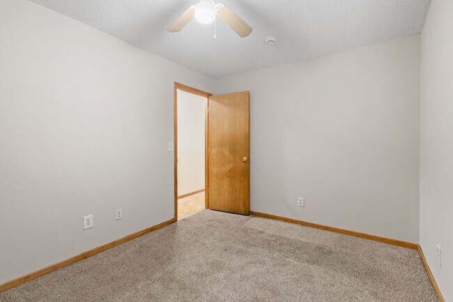 Building Photo - Modern 2-Bedroom Apartment in Hale with Fi...