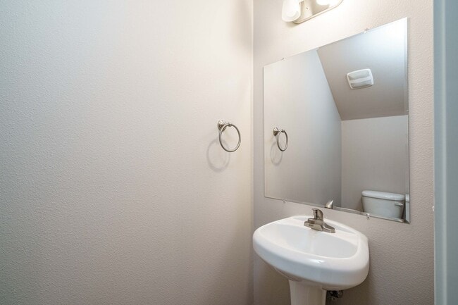 Building Photo - Easy I-205 Access - 3 Bedroom 2.5 Bath Townhouse
