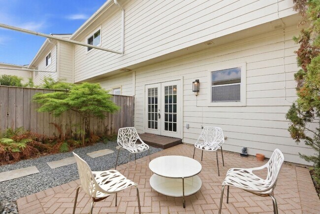 Building Photo - 1011 Fountain View Dr